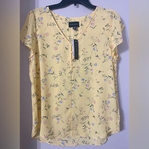 *NWT* Premise Woman’s size Medium‎ Yellow Floral Blouse